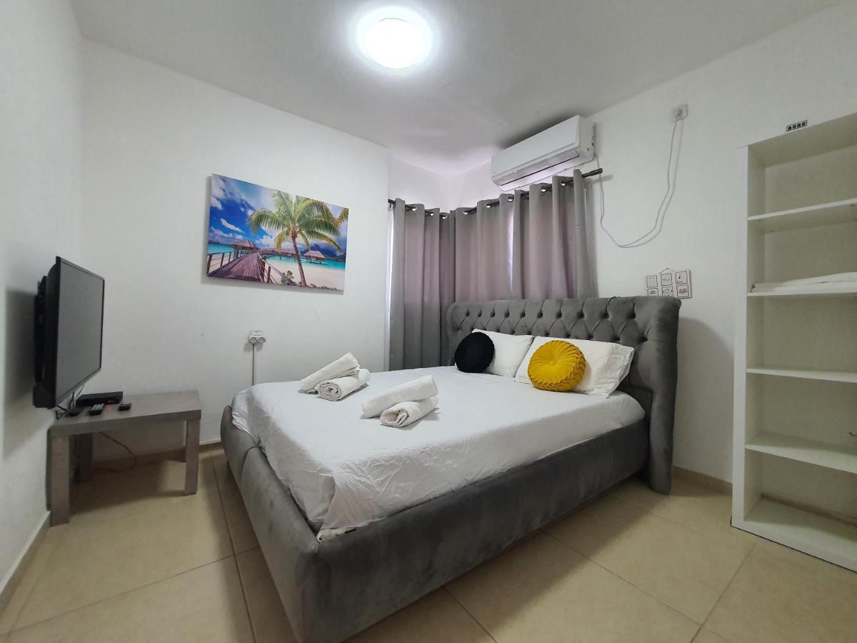 Barak Royal Suites 20 Garden Jacuzzi - ג'קוזי בחצר Eilat Exteriör bild