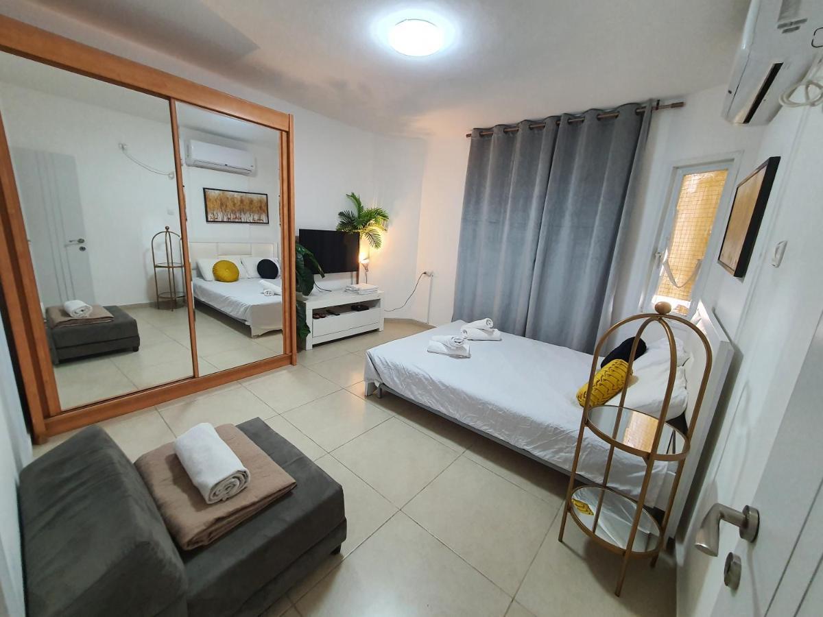Barak Royal Suites 20 Garden Jacuzzi - ג'קוזי בחצר Eilat Exteriör bild