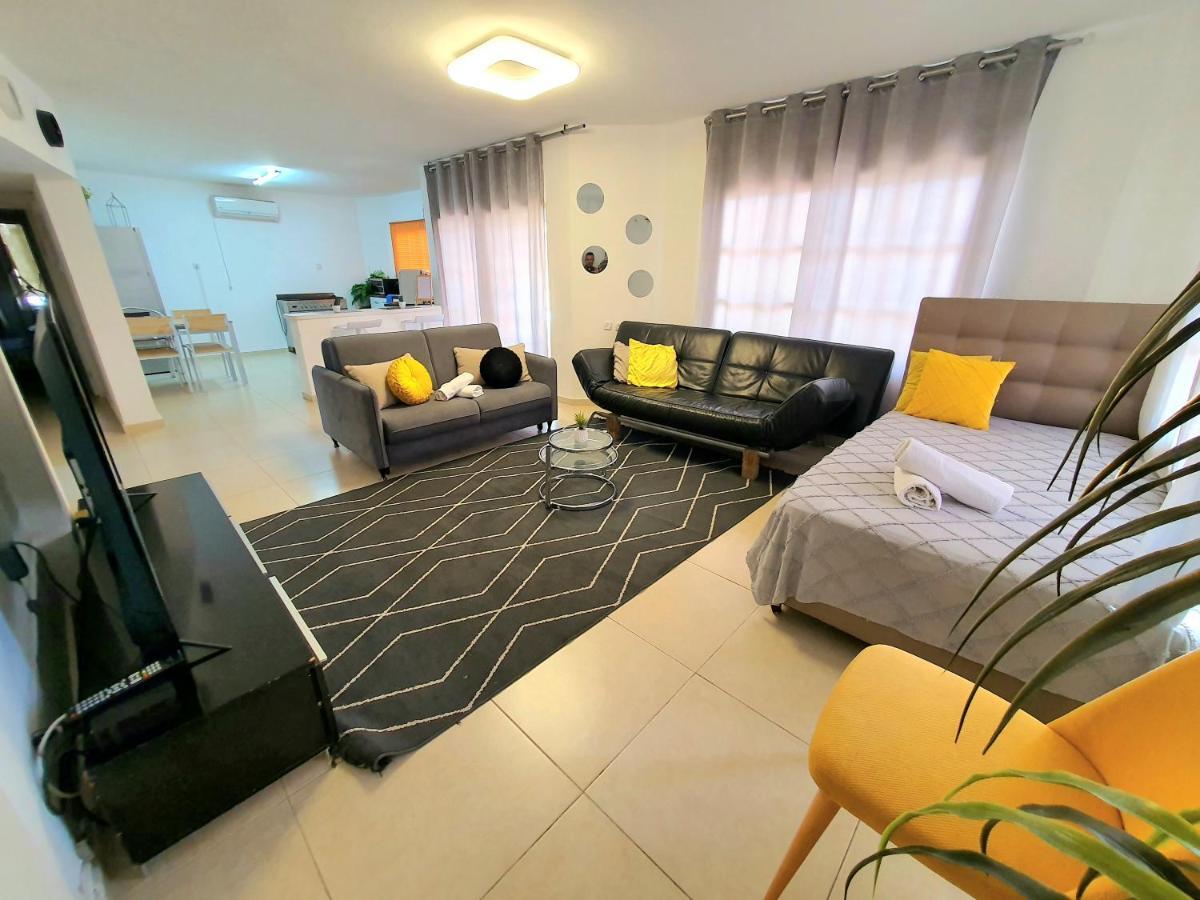 Barak Royal Suites 20 Garden Jacuzzi - ג'קוזי בחצר Eilat Exteriör bild