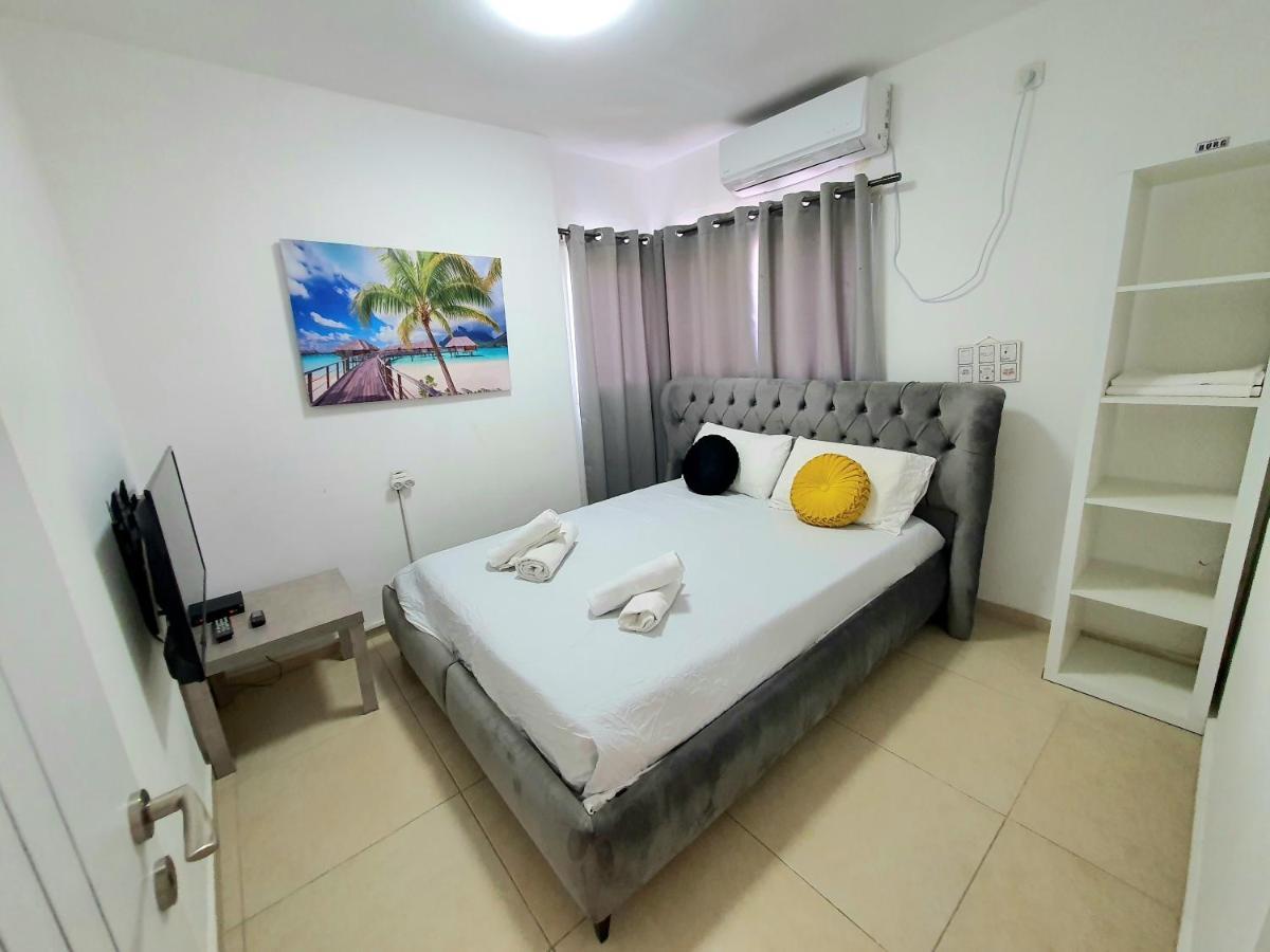 Barak Royal Suites 20 Garden Jacuzzi - ג'קוזי בחצר Eilat Exteriör bild